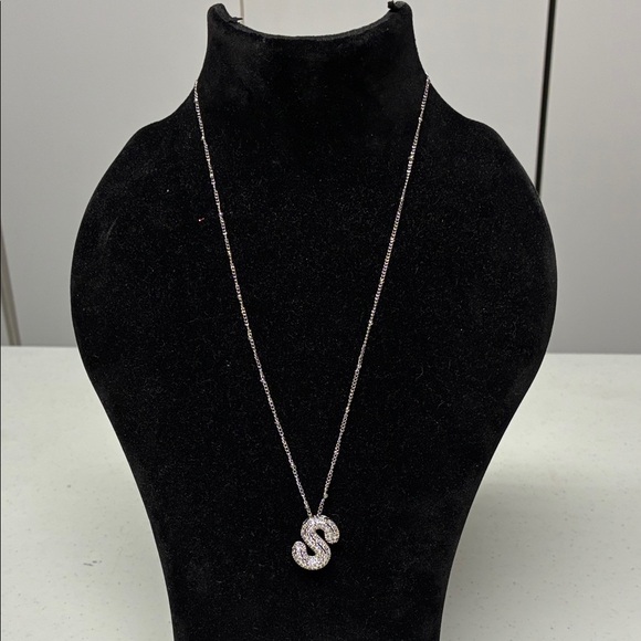 Elegant Silver Initial S Pendant Necklace - Picture 3 of 10